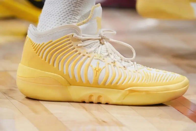 约基奇穿着Joker2 GT，得到14分15篮板10助攻2抢断